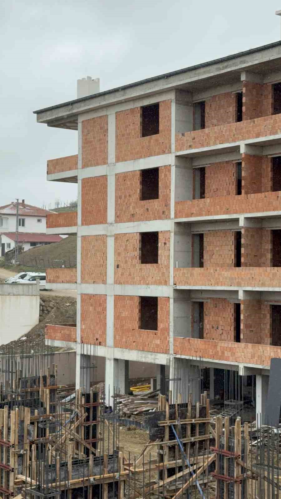 baba-ogul-catida-olumun-esigindeki-yavru-kopegi-kurtardi