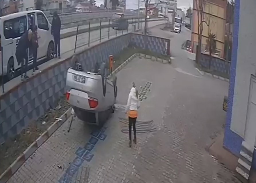 bafrada-otomobil-cami-bahcesine-uctu