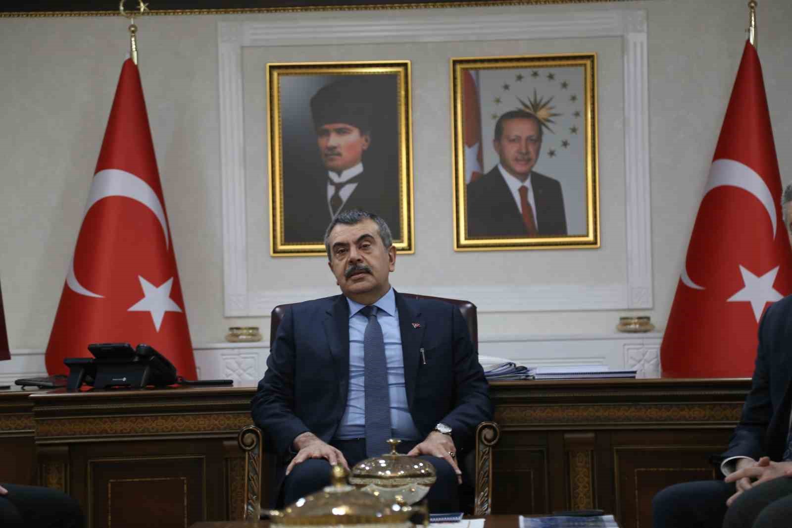 bakan-tekin-ozgur-ozel-kadar-midesi-genis-degilim