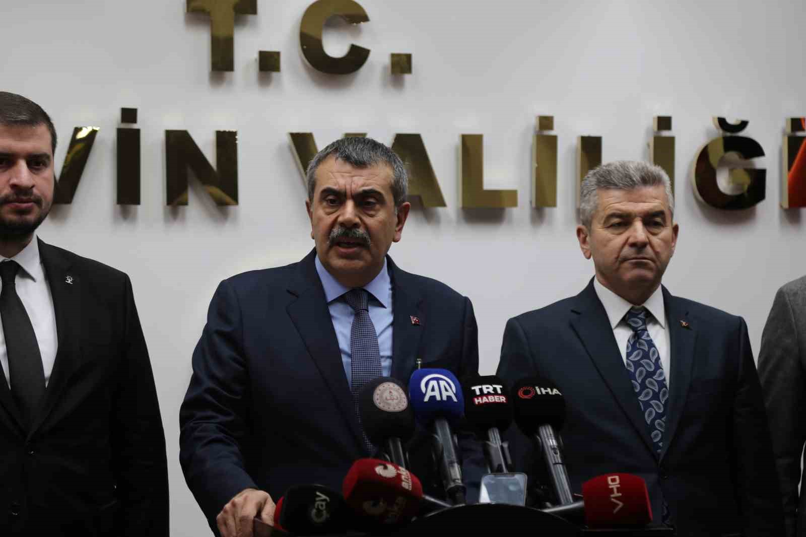 bakan-tekin-ozgur-ozel-kadar-midesi-genis-degilim