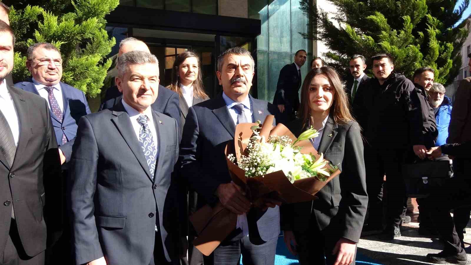 bakan-tekin-ozgur-ozel-kadar-midesi-genis-degilim