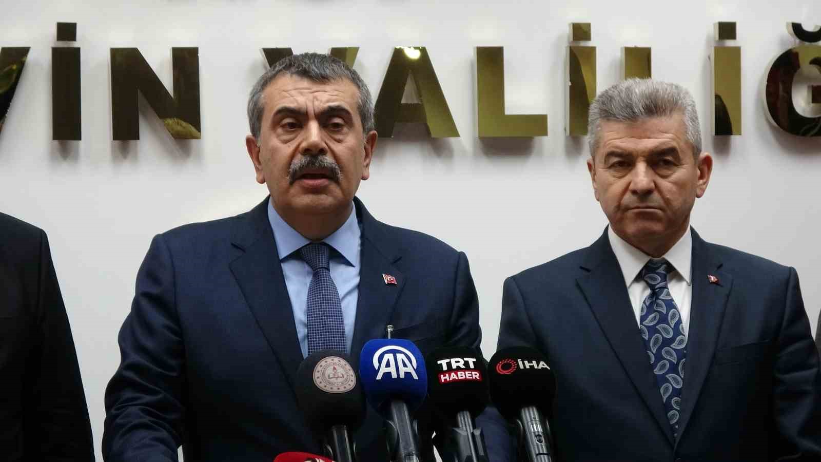 bakan-tekin-ozgur-ozel-kadar-midesi-genis-degilim