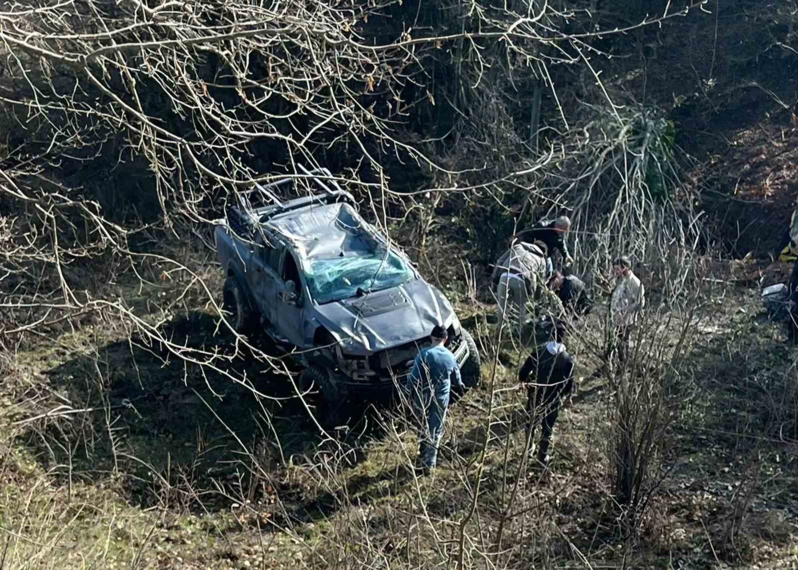 bartinda-siste-yoldan-cikan-arac-takla-atti-4-yarali