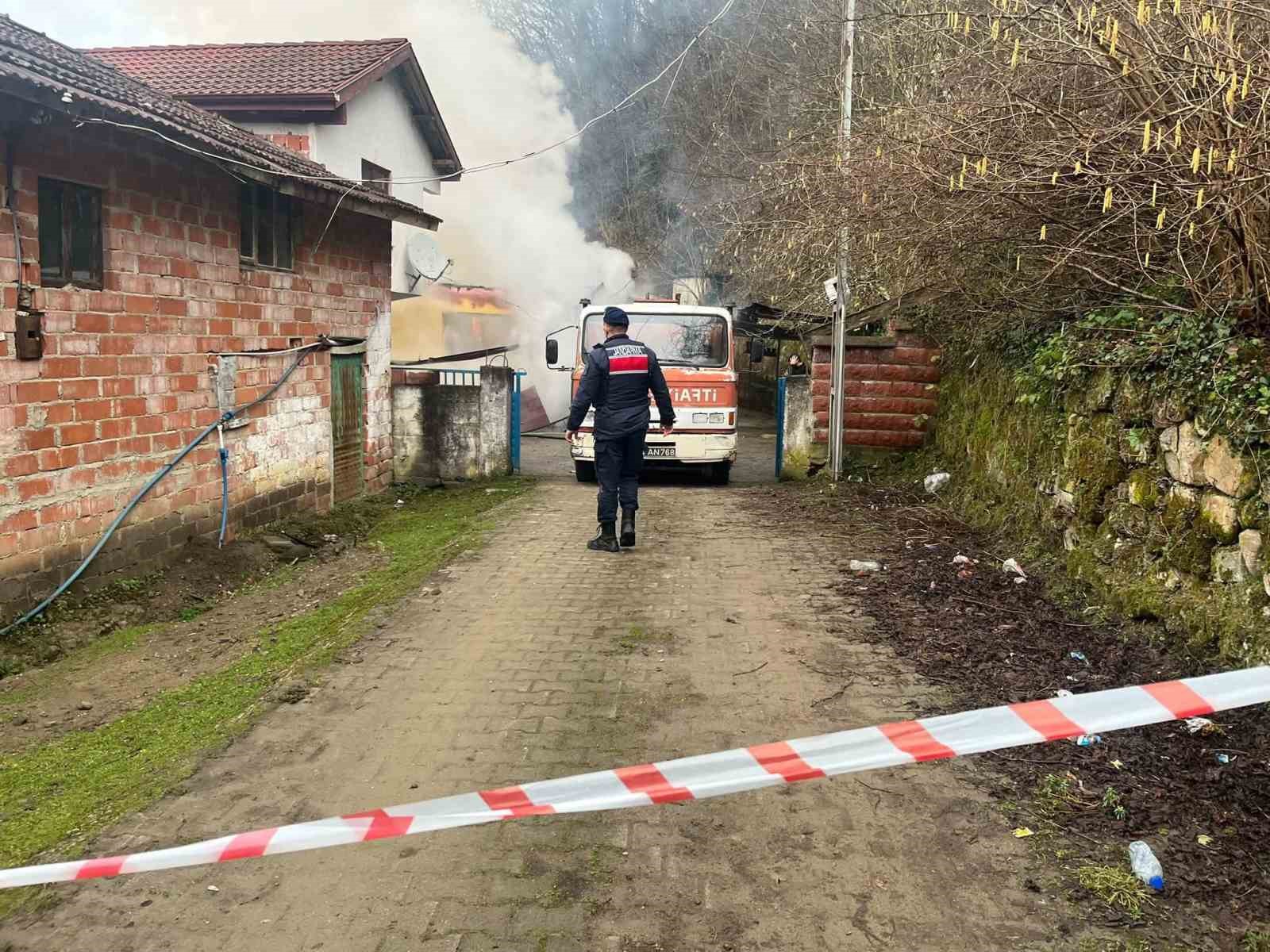 bartinda-yanan-ev-kullanilamaz-hale-geldi