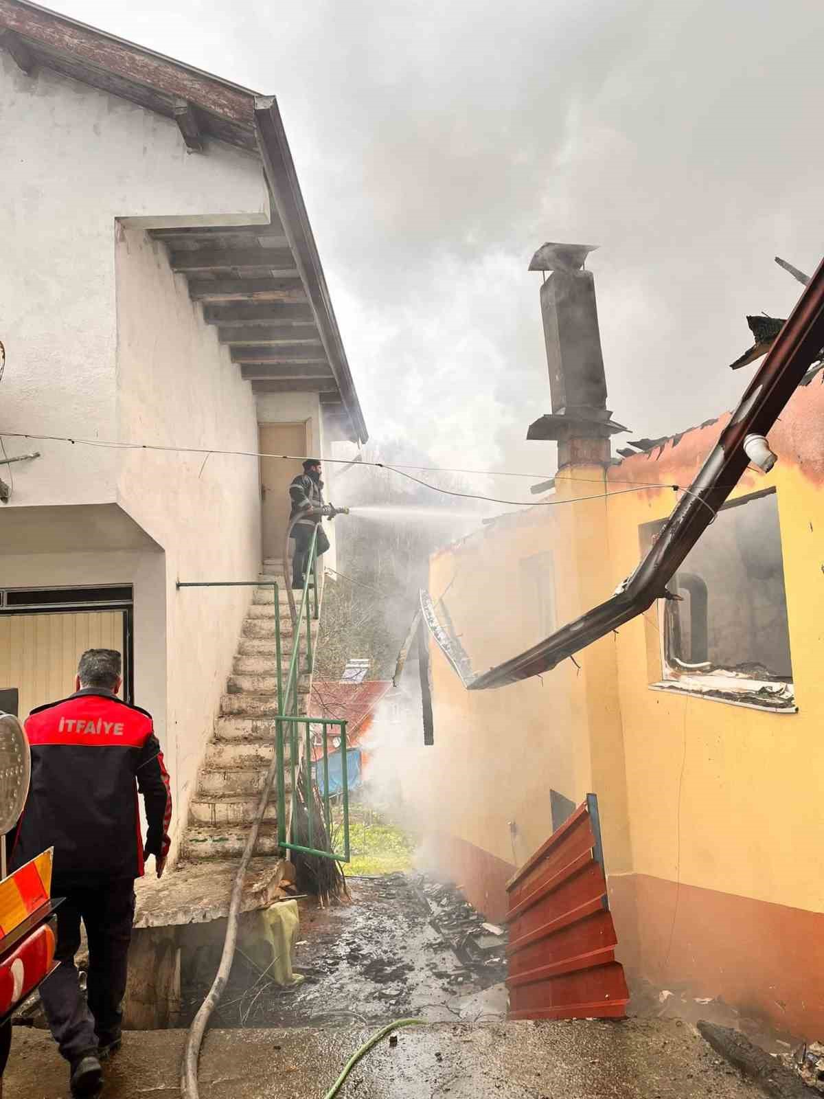 bartinda-yanan-ev-kullanilamaz-hale-geldi