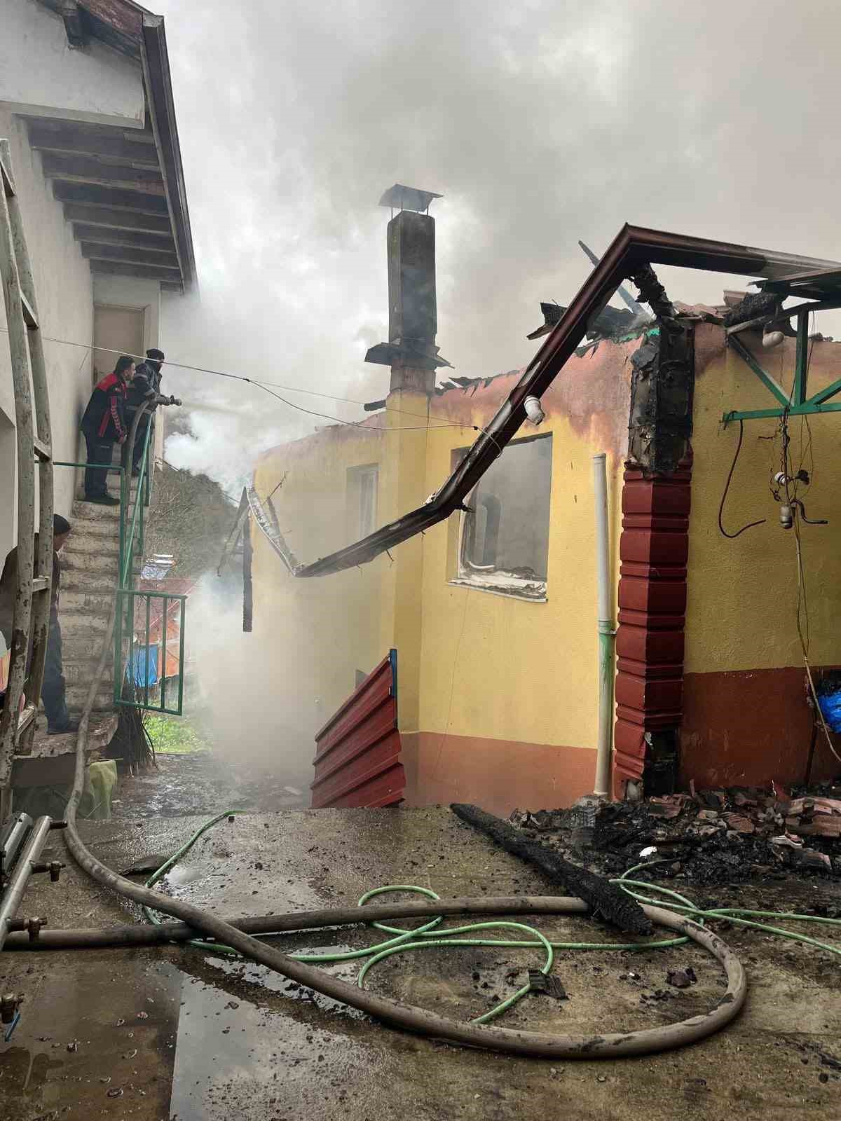 bartinda-yanan-ev-kullanilamaz-hale-geldi