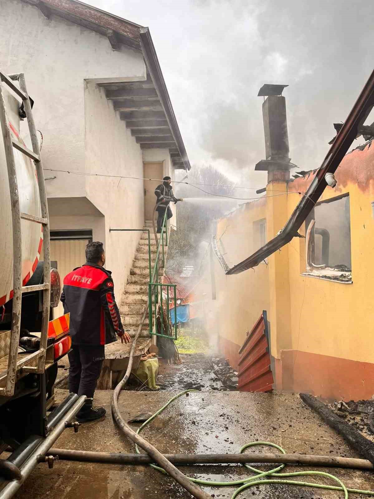 bartinda-yanan-ev-kullanilamaz-hale-geldi