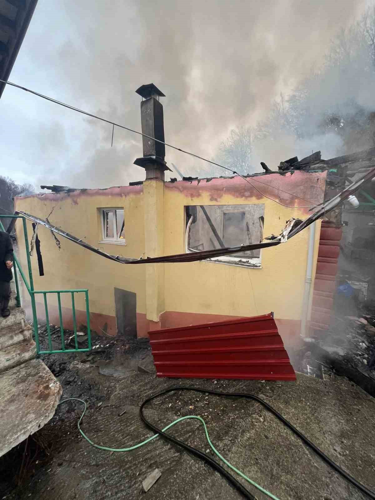 bartinda-yanan-ev-kullanilamaz-hale-geldi