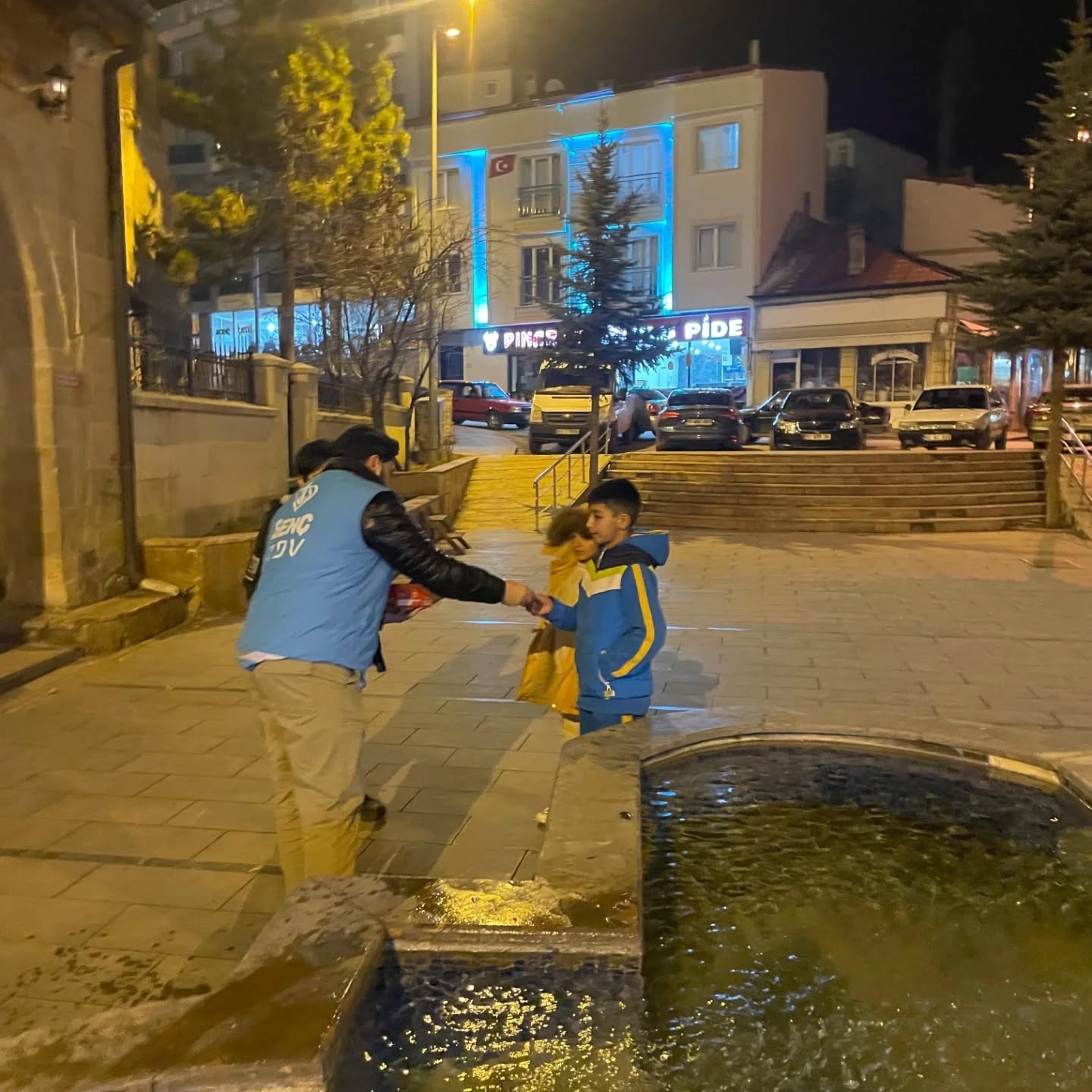 bayburtta-cocuklara-teravih-surprizi-ayakkabilarda-cikolata