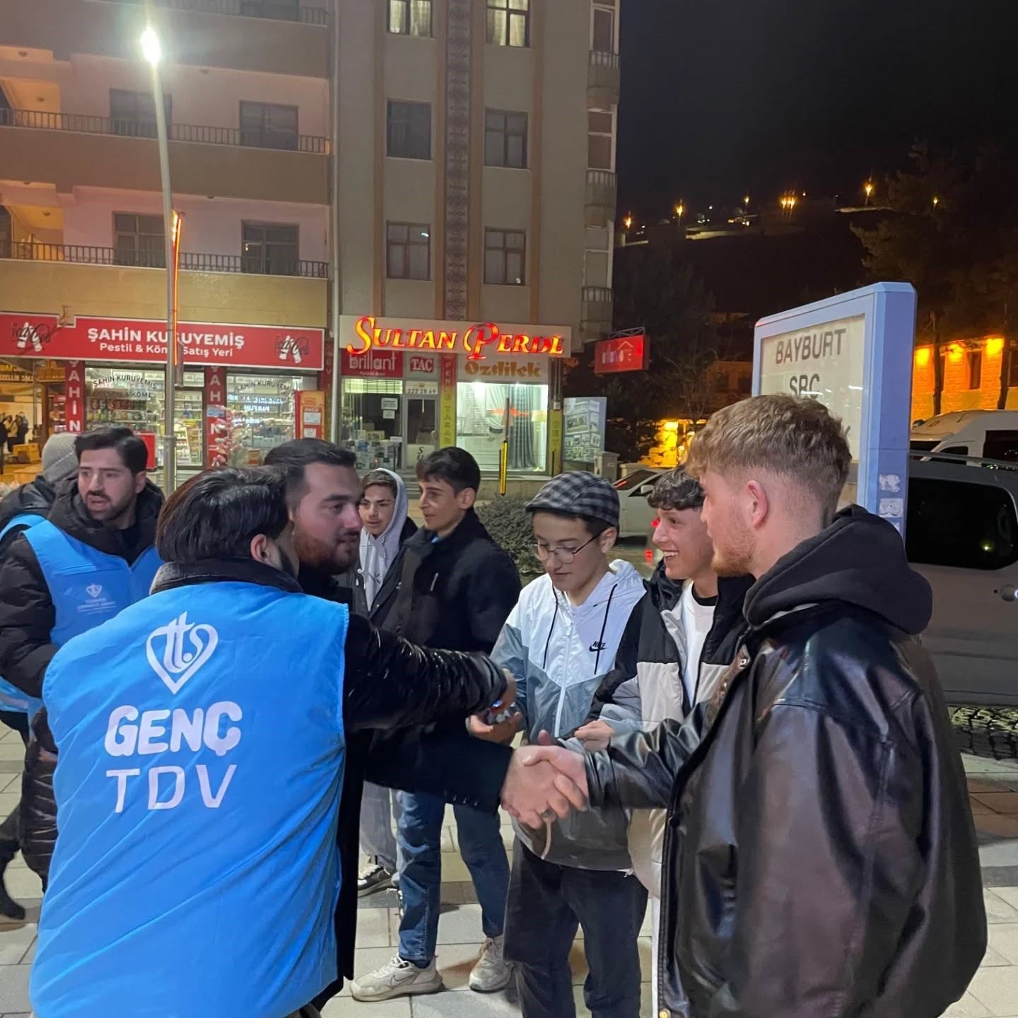 bayburtta-cocuklara-teravih-surprizi-ayakkabilarda-cikolata