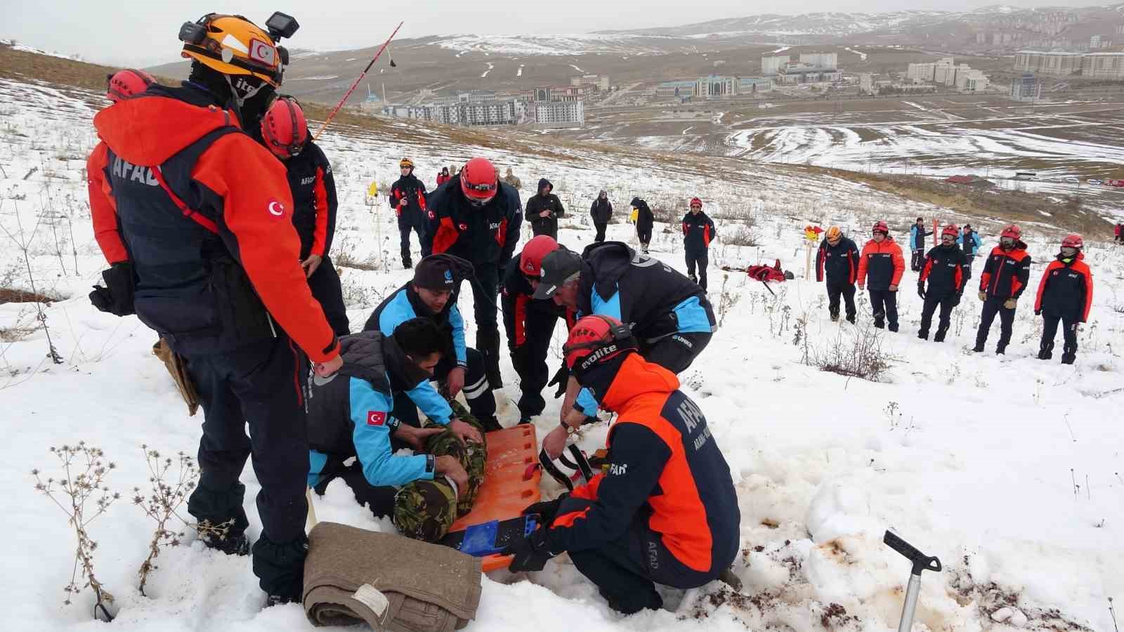 bayburtta-gercegi-aratmayan-tatbikat-3-kisi-cig-altindan-cikarildi