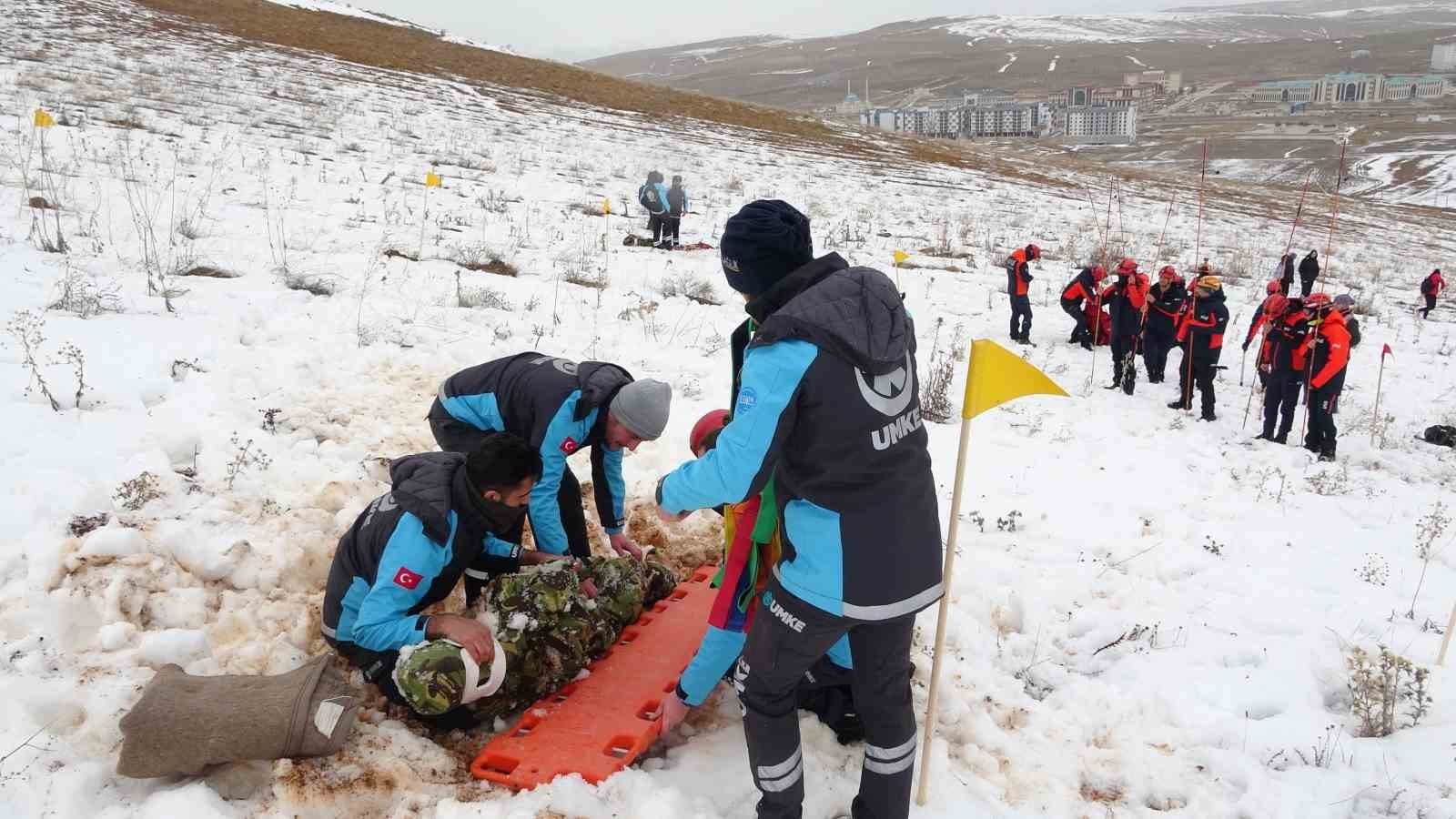 bayburtta-gercegi-aratmayan-tatbikat-3-kisi-cig-altindan-cikarildi