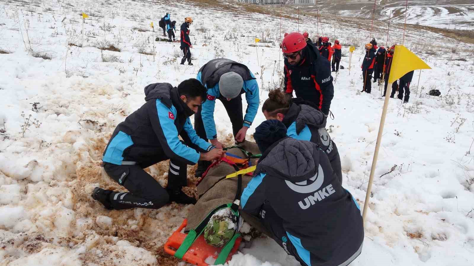 bayburtta-gercegi-aratmayan-tatbikat-3-kisi-cig-altindan-cikarildi