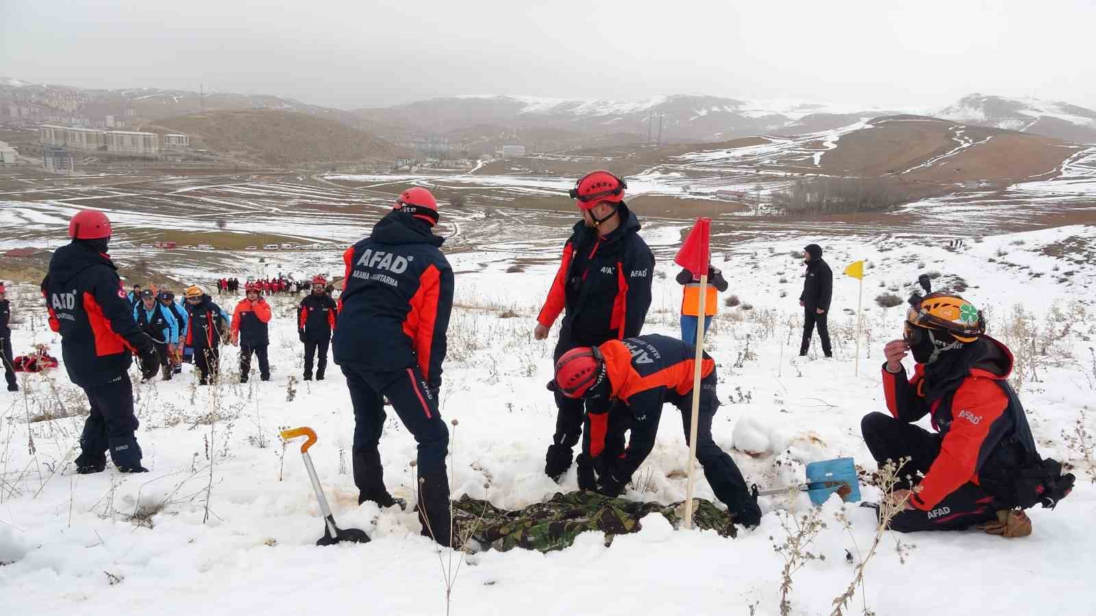 bayburtta-gercegi-aratmayan-tatbikat-3-kisi-cig-altindan-cikarildi