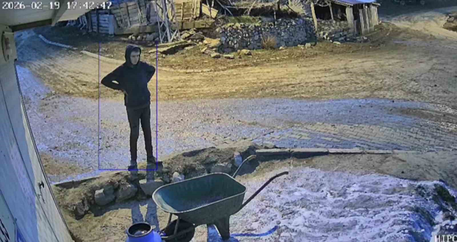 bir-bidon-sutu-deviren-gencin-caresiz-anlari-kamerada