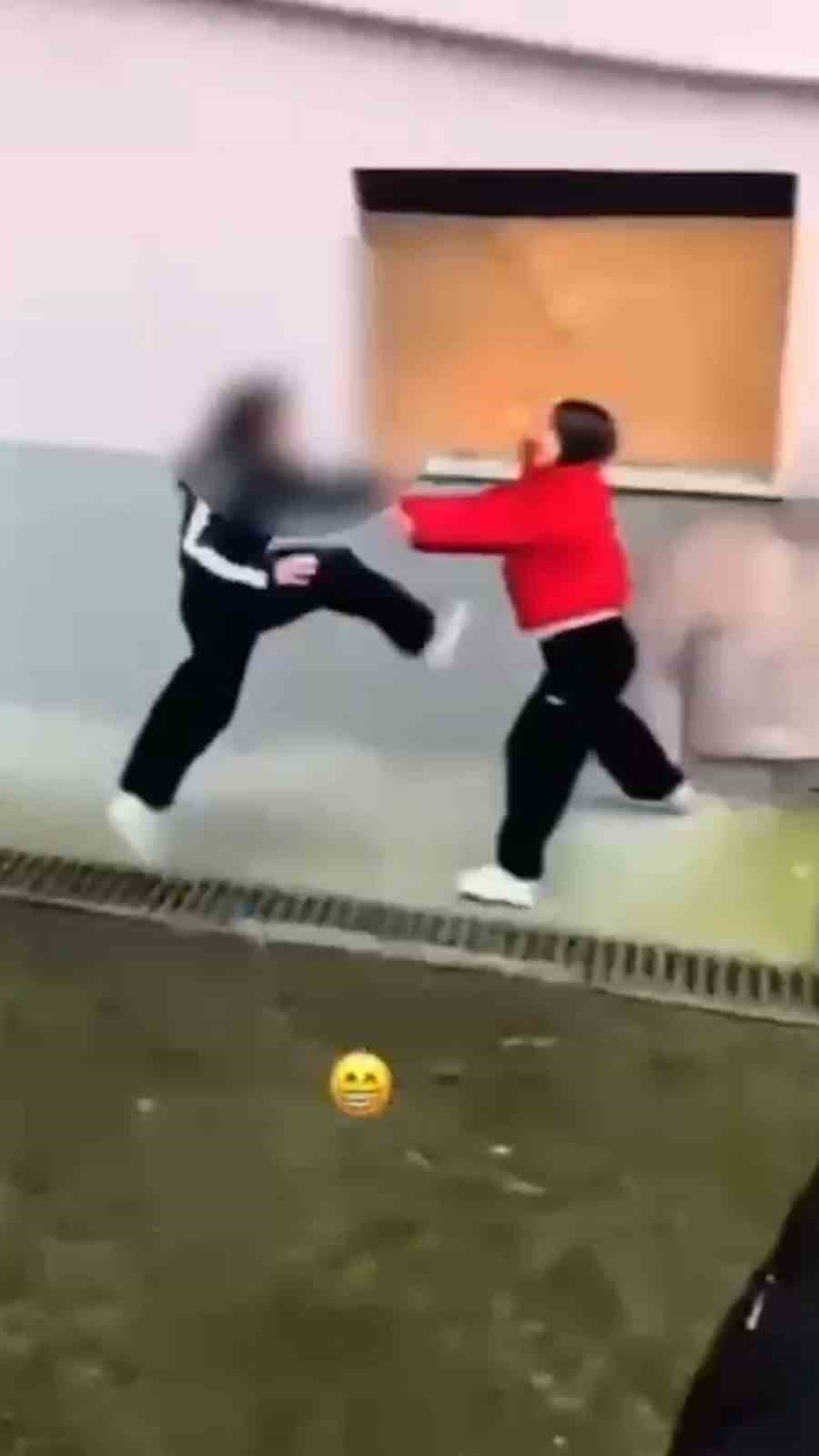 boluda-akran-zorbaligi-hem-darp-ettiler-hem-de-gulucuk-emojisiyle-paylastilar