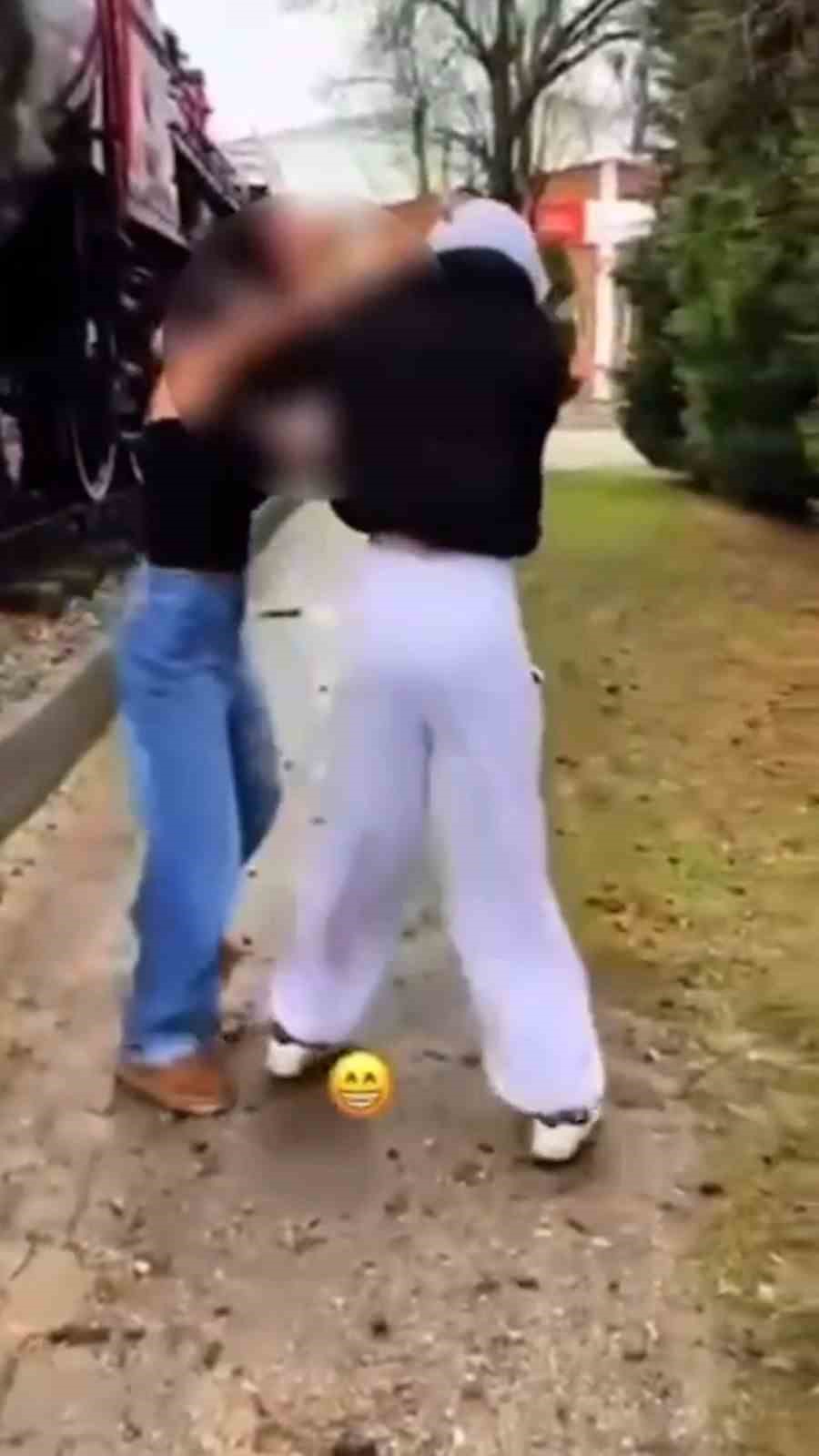 boluda-akran-zorbaligi-hem-darp-ettiler-hem-de-gulucuk-emojisiyle-paylastilar