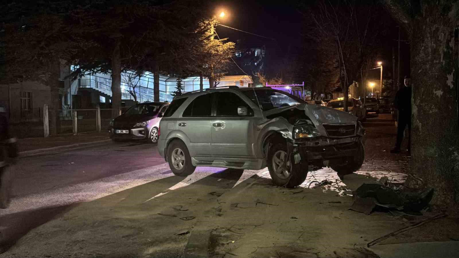 boluda-ciple-otomobil-carpisti-araclar-agir-hasar-aldi