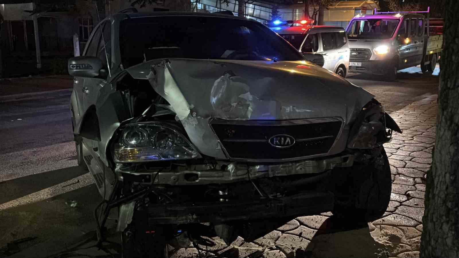 boluda-ciple-otomobil-carpisti-araclar-agir-hasar-aldi