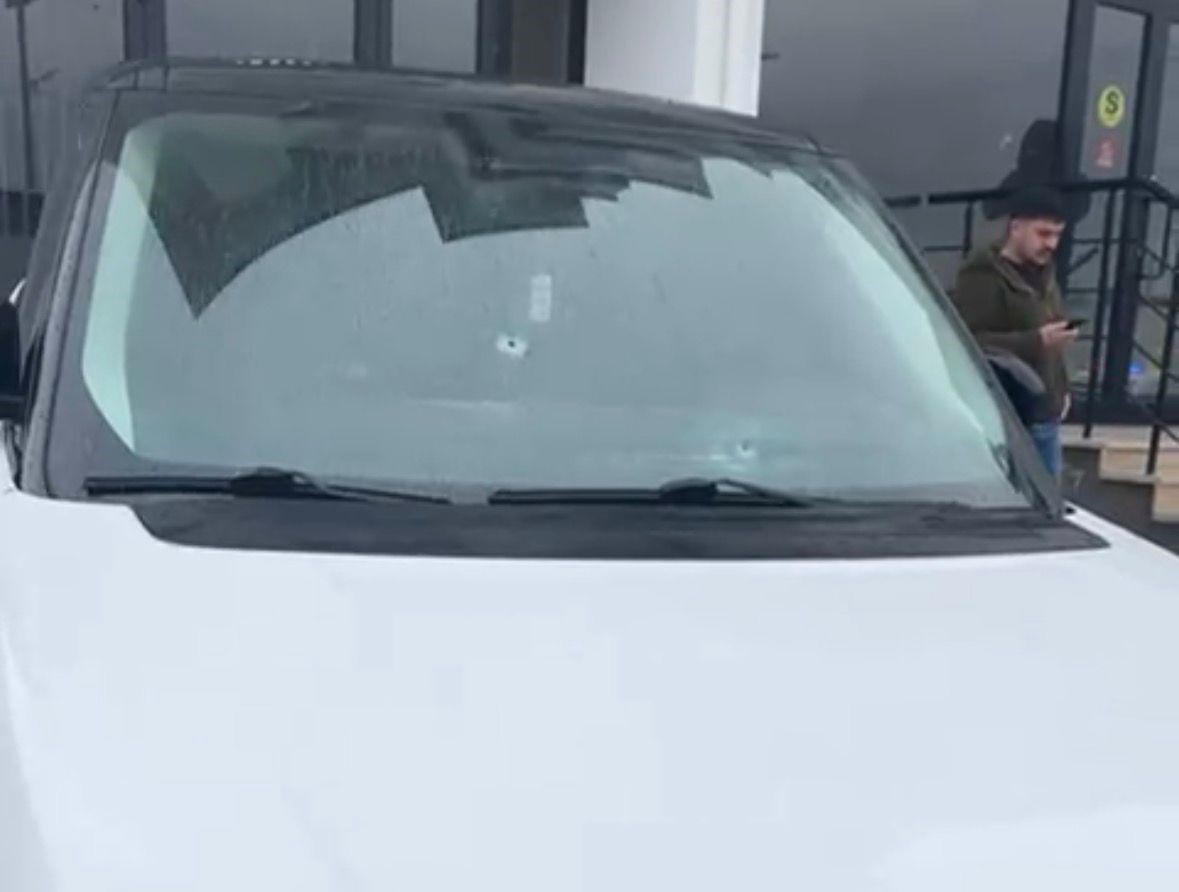 boluda-emlak-ofisine-silahli-saldiri-luks-cip-ve-is-yeri-kursunlarin-hedefi-oldu