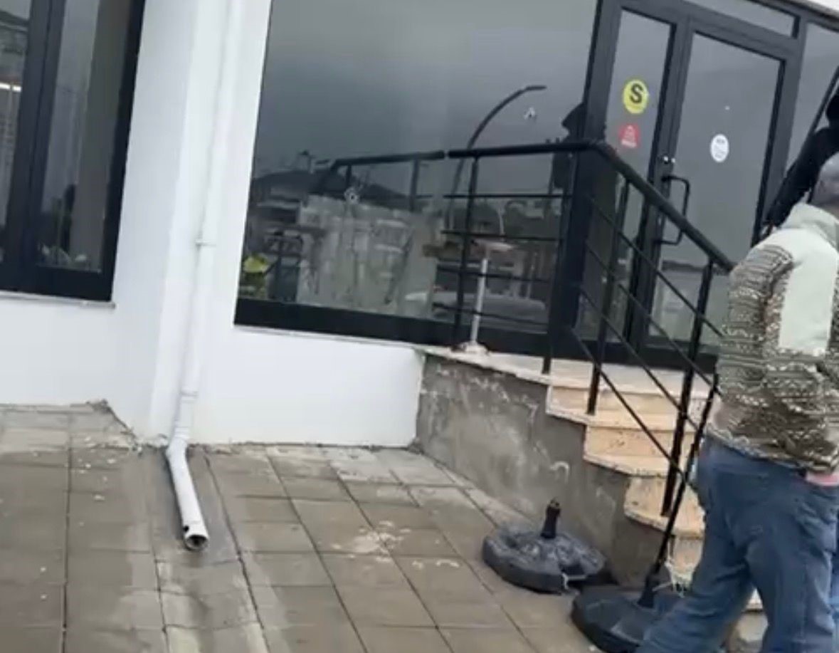 boluda-emlak-ofisine-silahli-saldiri-luks-cip-ve-is-yeri-kursunlarin-hedefi-oldu