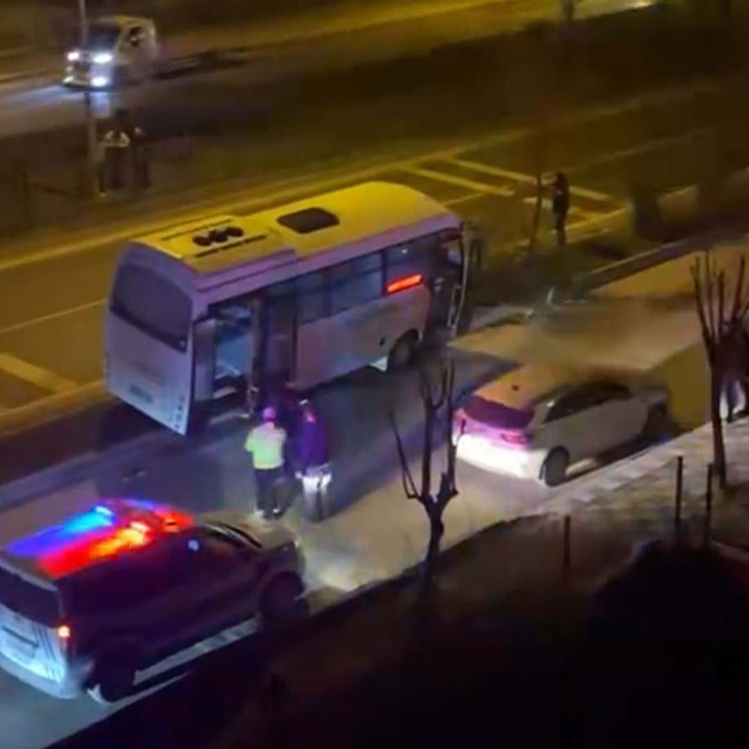 boluda-kontrolden-cikan-halk-otobusu-refuje-cikti-agaca-carparak-durabildi