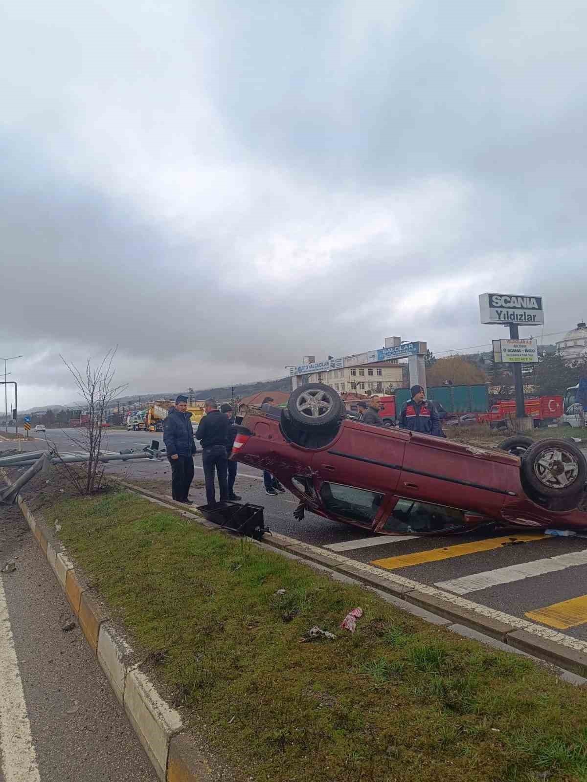 boluda-kontrolden-cikan-otomobil-takla-atti-1-yarali