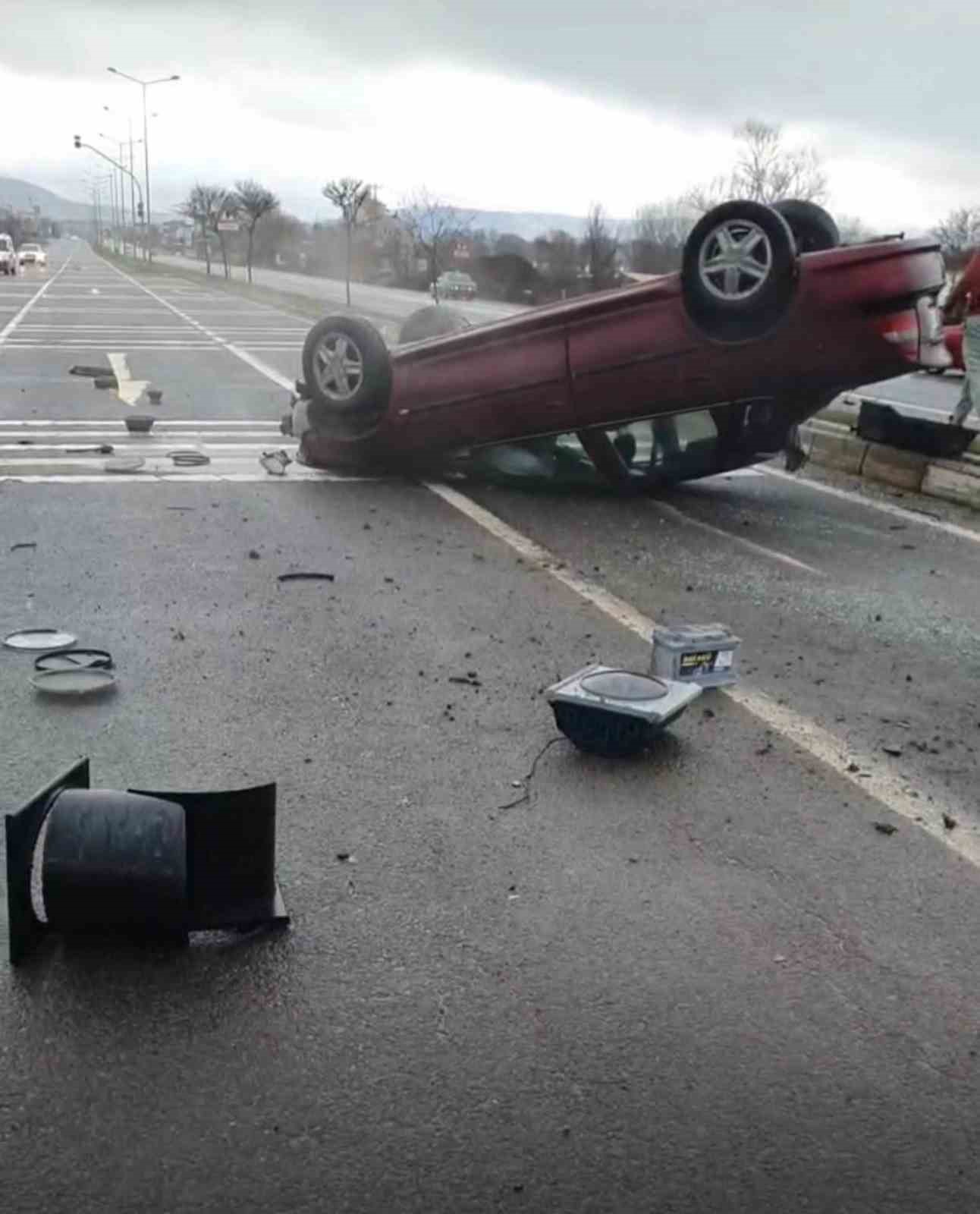 boluda-kontrolden-cikan-otomobil-takla-atti-1-yarali