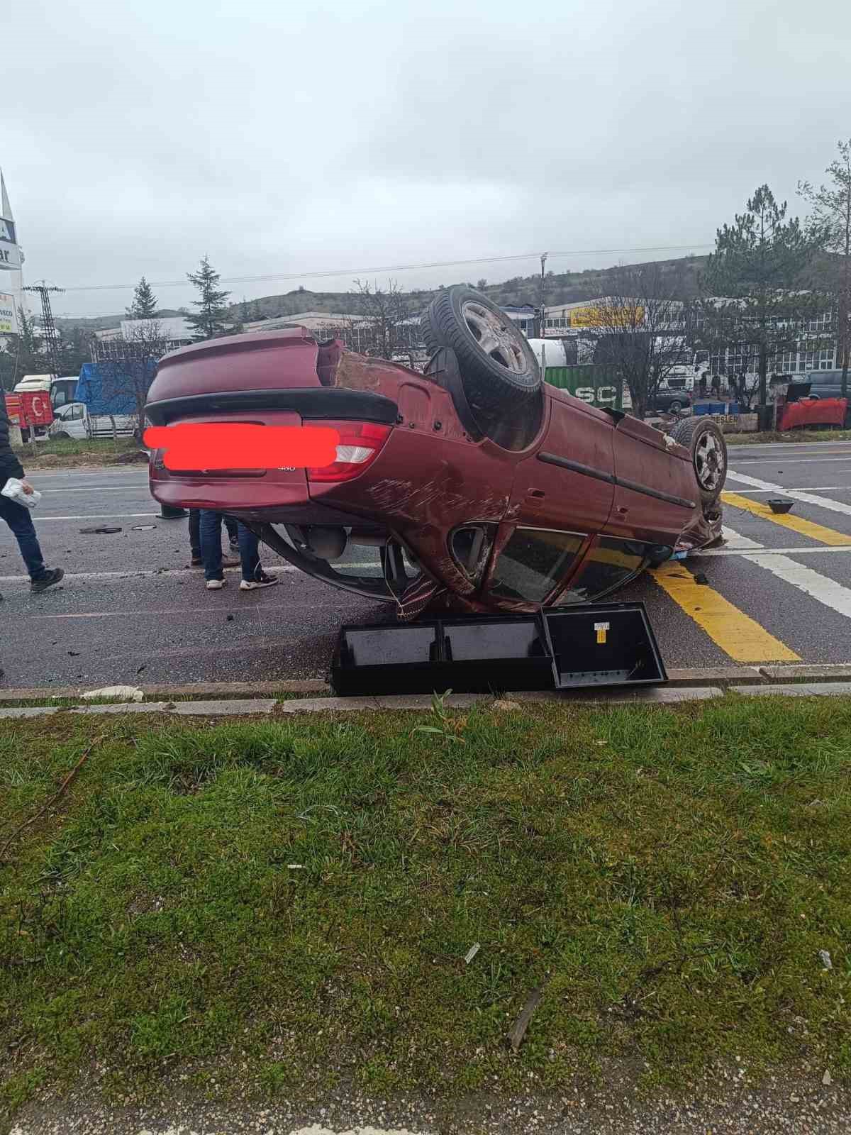 boluda-kontrolden-cikan-otomobil-takla-atti-1-yarali