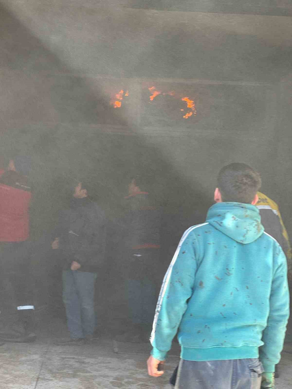 boluda-oto-kuafor-dukkaninda-cikan-yangin-panige-neden-oldu