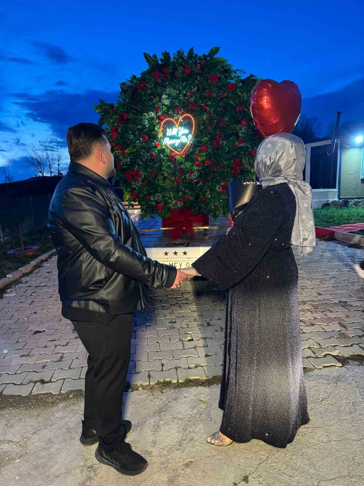 boluda-oto-kurtaricidan-gorulmemis-evlilik-teklifi