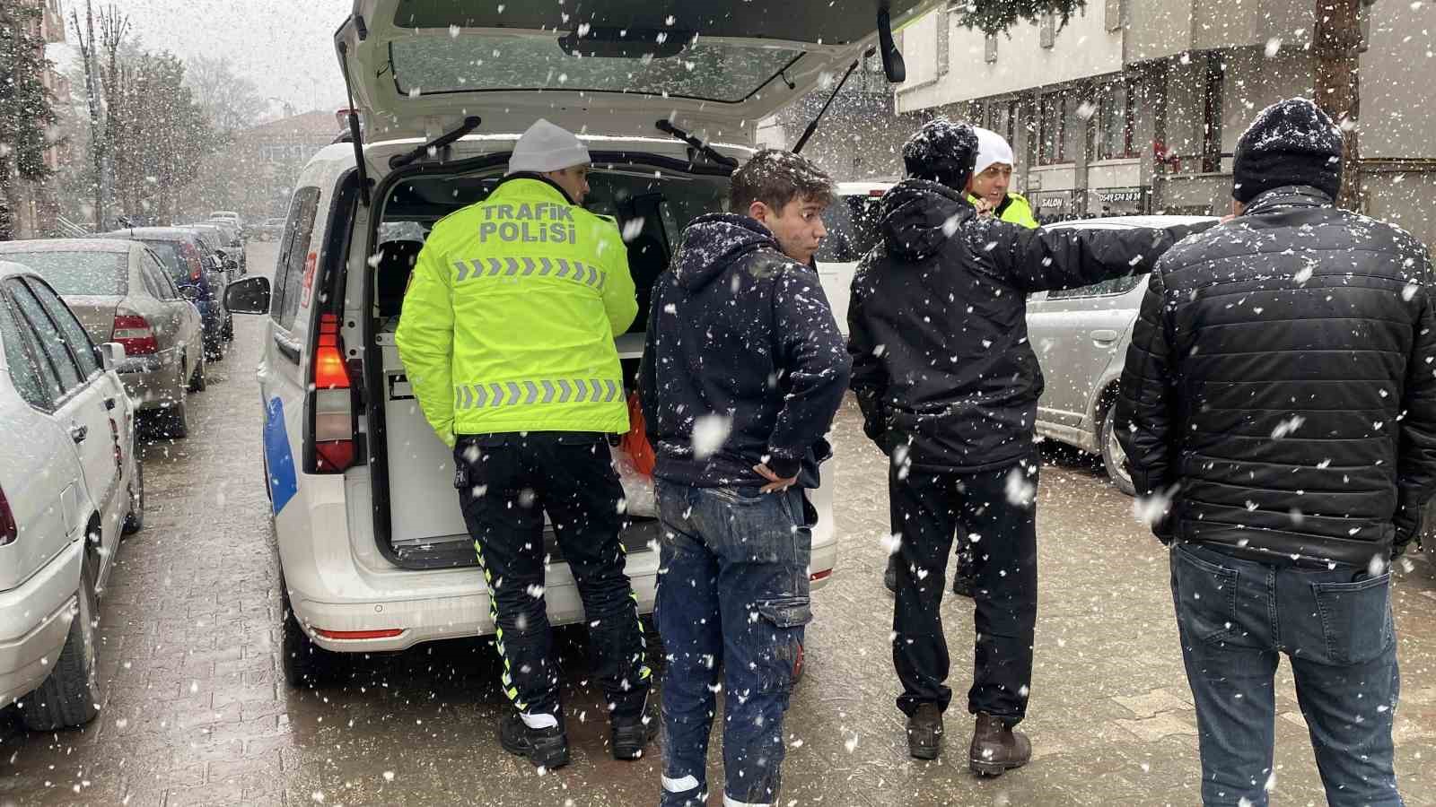 boluda-ters-yonden-gelen-motosiklet-2-otomobile-carpti