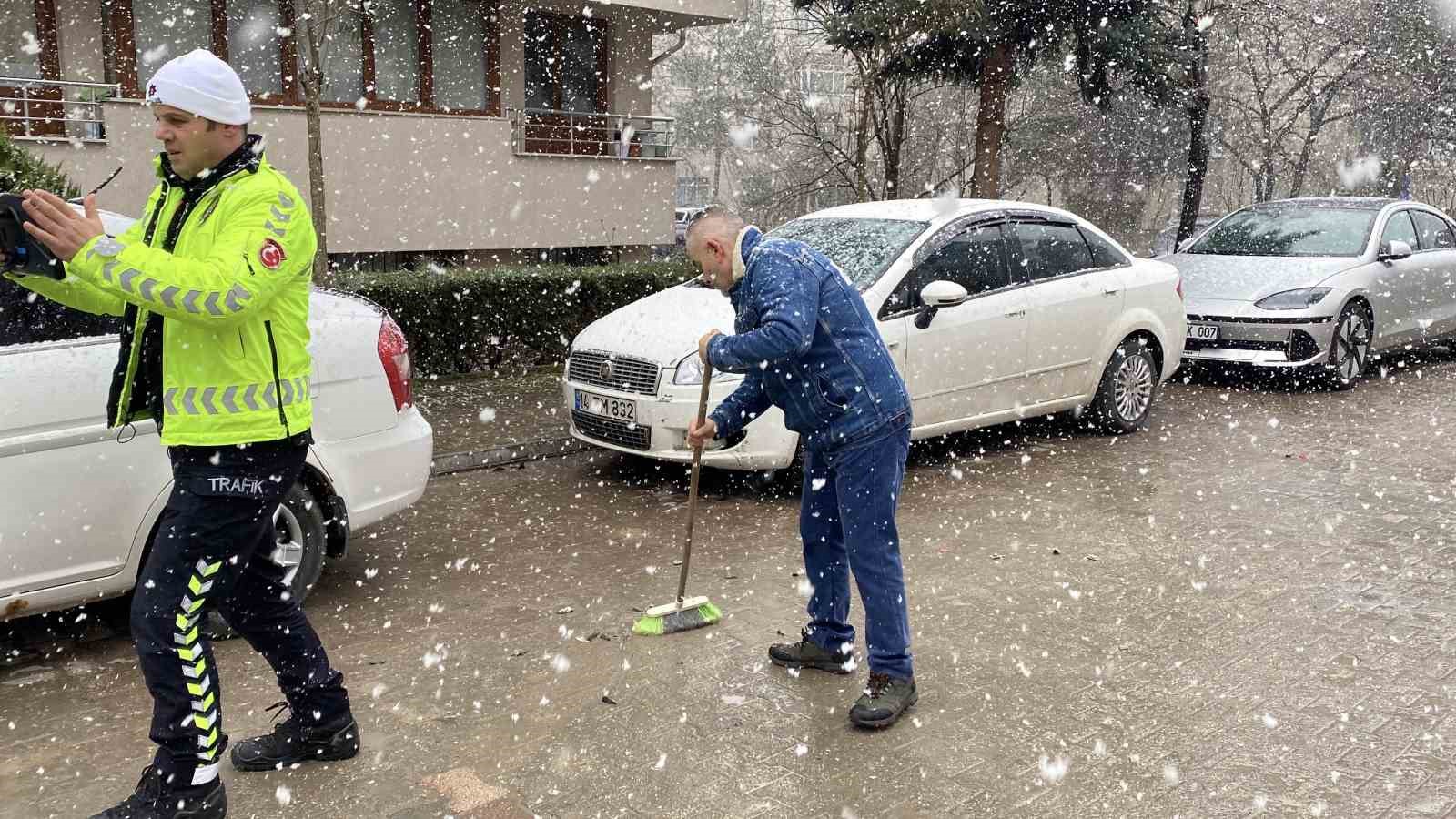 boluda-ters-yonden-gelen-motosiklet-2-otomobile-carpti