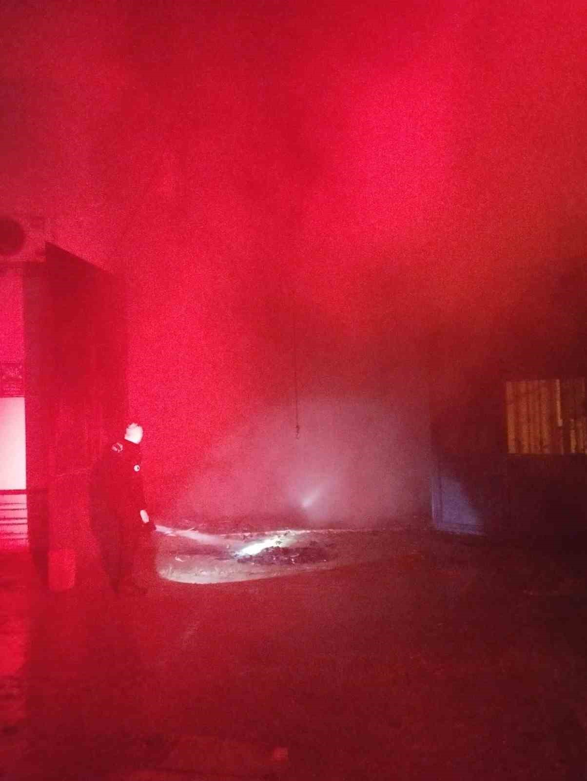 caycumada-sahur-vakti-cikan-yanginda-tekstil-fabrikasi-alevlere-teslim-oldu