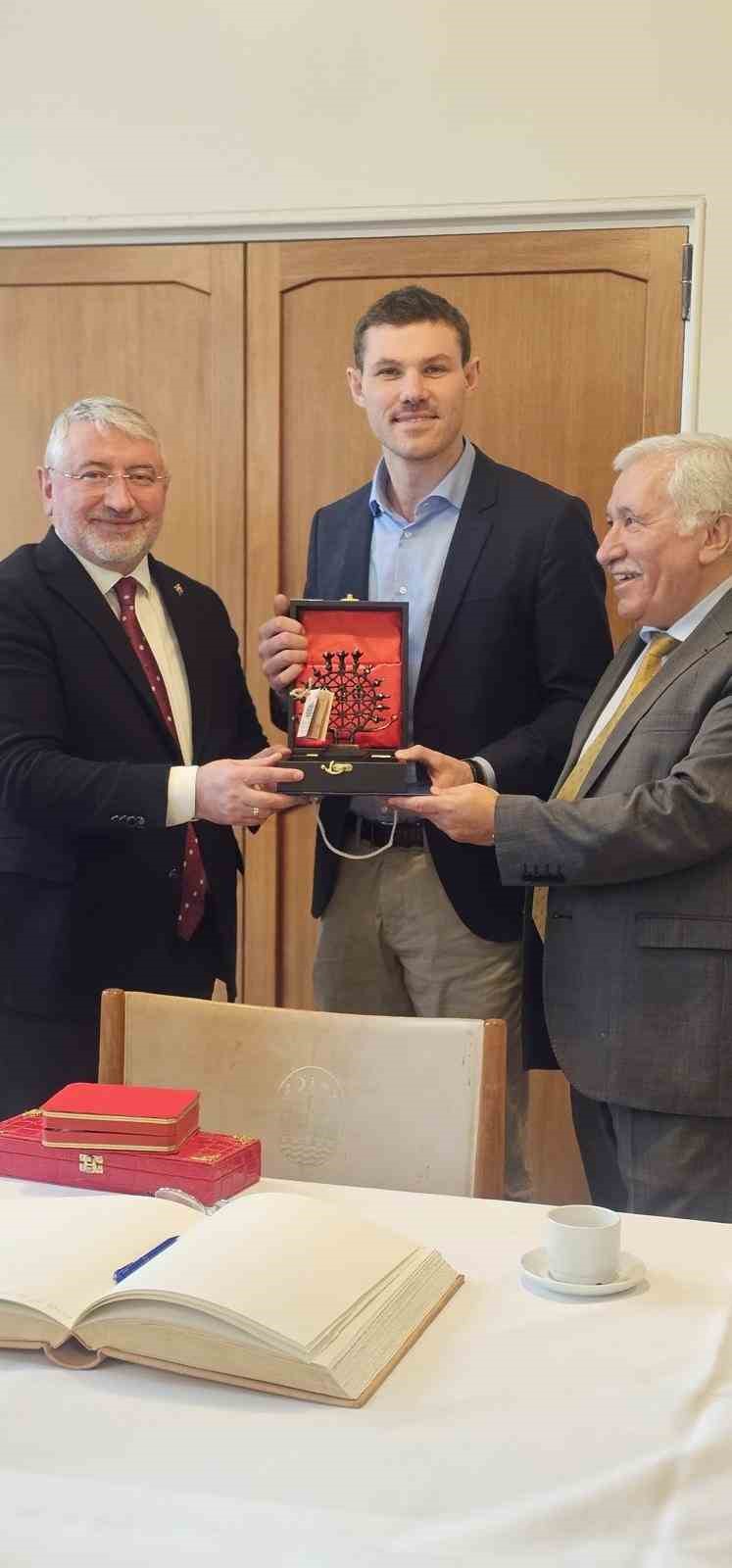 corum-belediye-baskani-asgin-cevreci-enerji-sistemlerini-danimarkada-inceledi