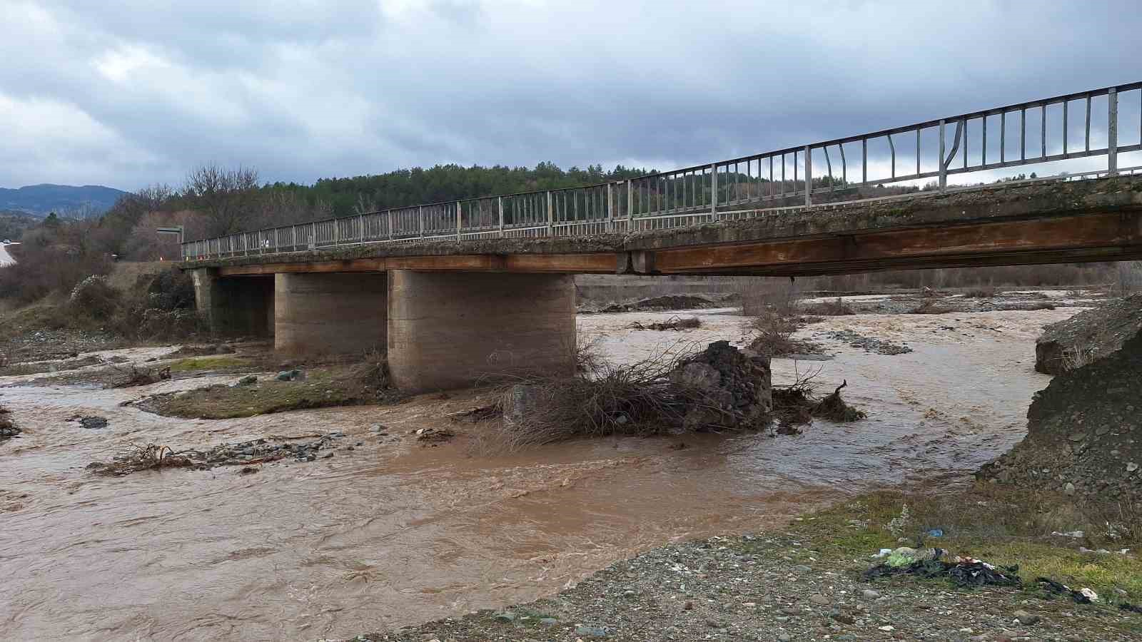 corumda-ayagi-yikilan-kopru-ulasima-kapatildi