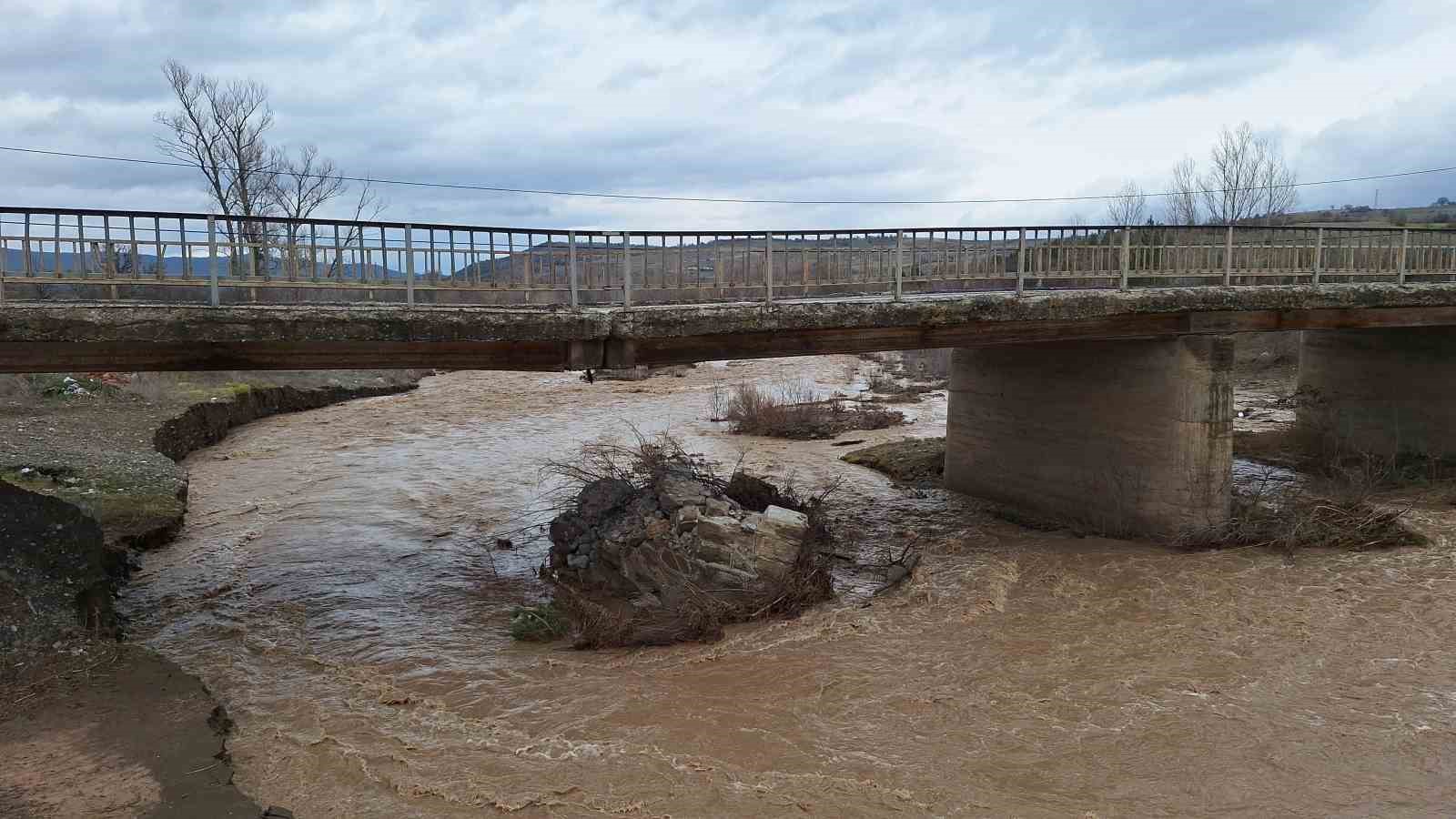 corumda-ayagi-yikilan-kopru-ulasima-kapatildi