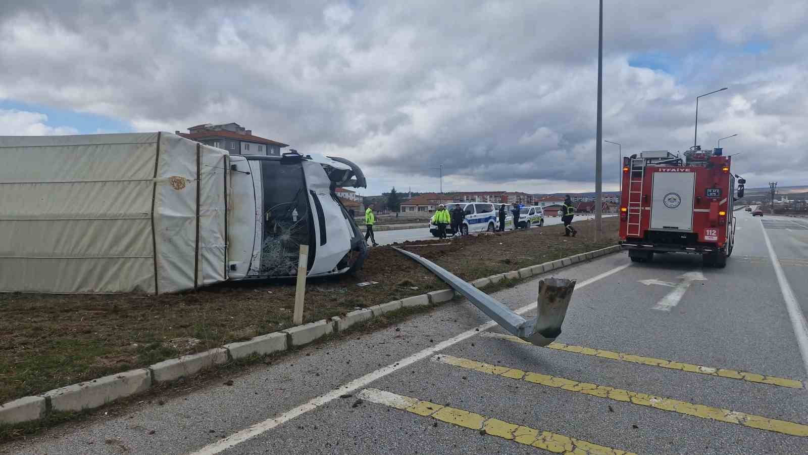 corumda-devrilen-kamyonetteki-3-kisi-kucuk-siyriklarla-kurtuldu