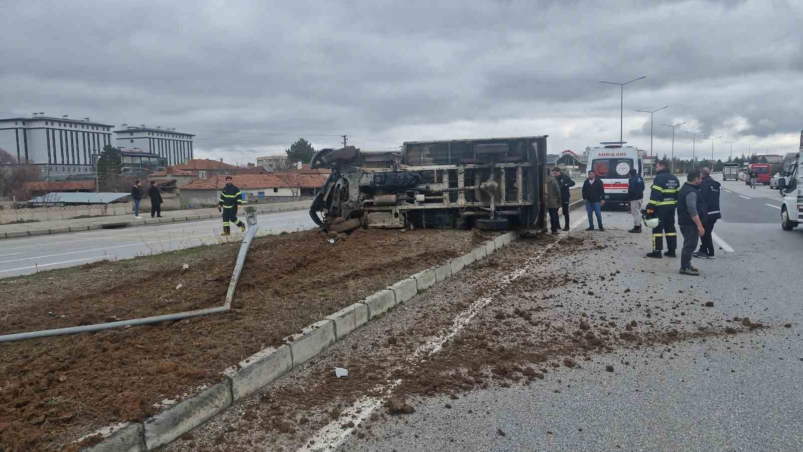 corumda-devrilen-kamyonetteki-3-kisi-kucuk-siyriklarla-kurtuldu