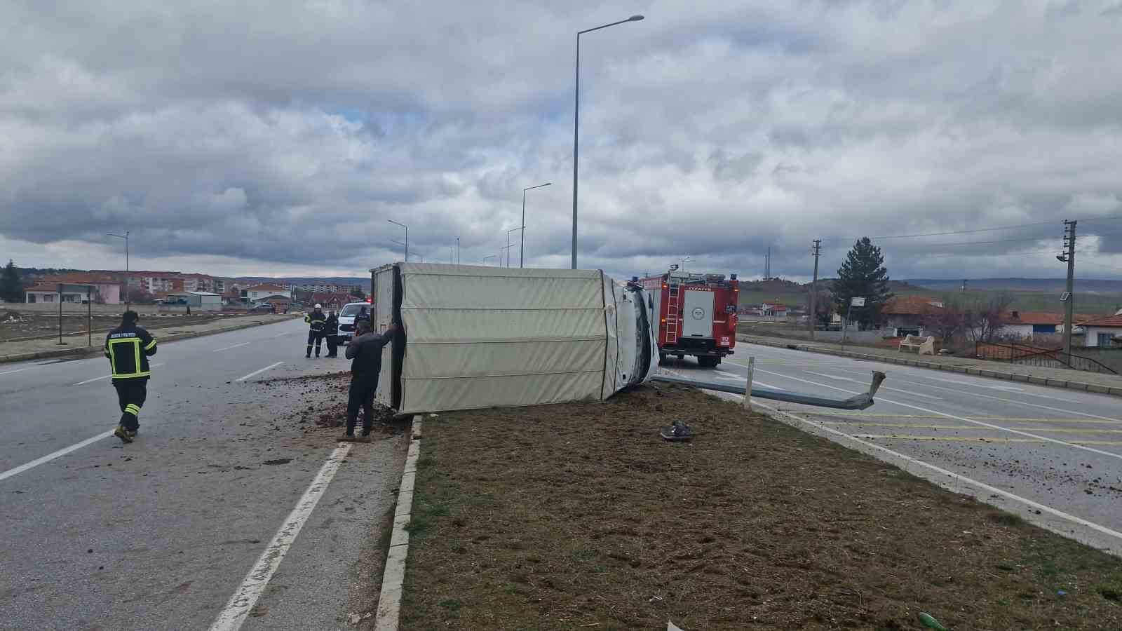corumda-devrilen-kamyonetteki-3-kisi-kucuk-siyriklarla-kurtuldu
