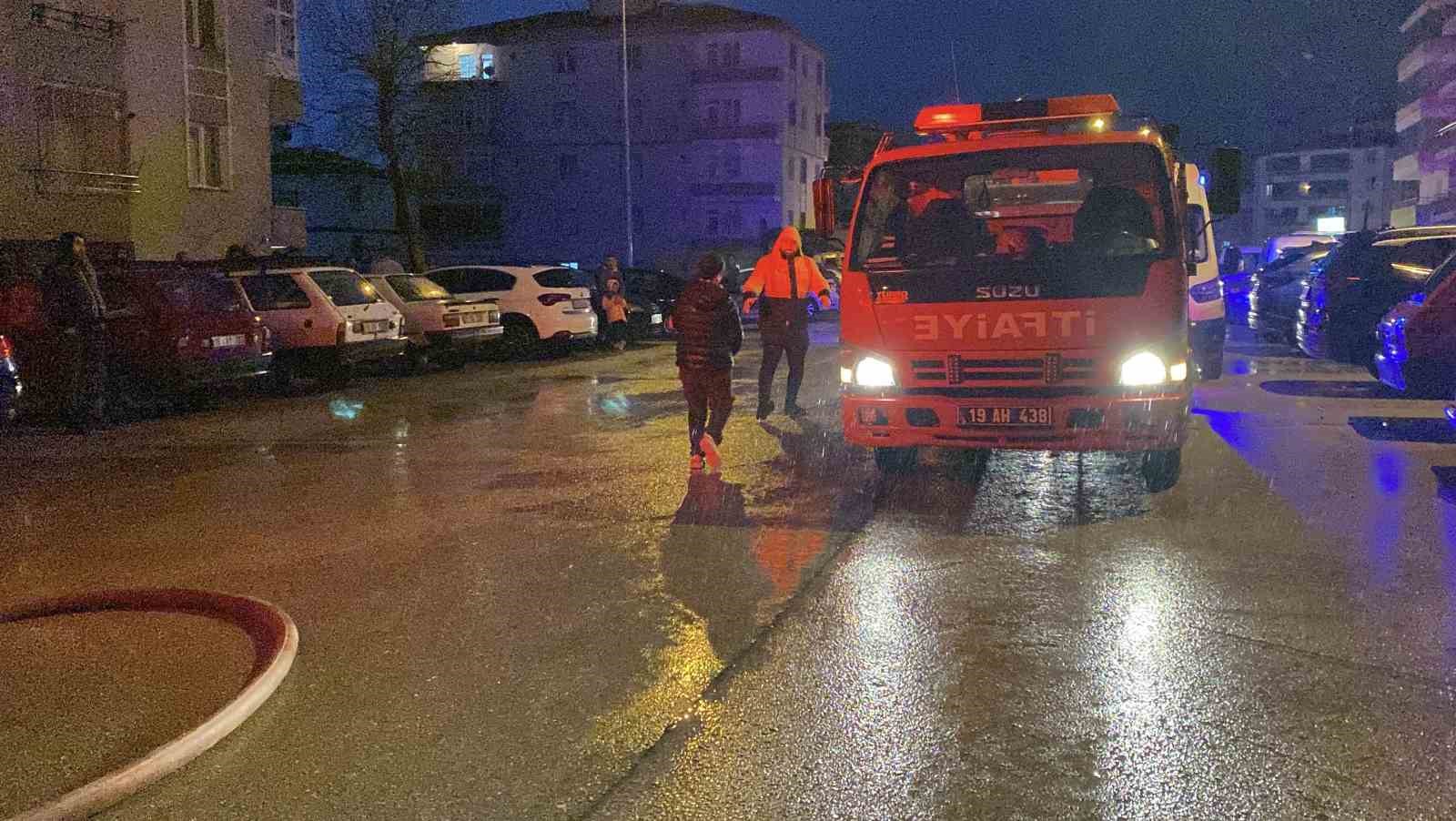 corumda-ev-yangini-mahsur-kalan-aileyi-itfaiye-kurtardi