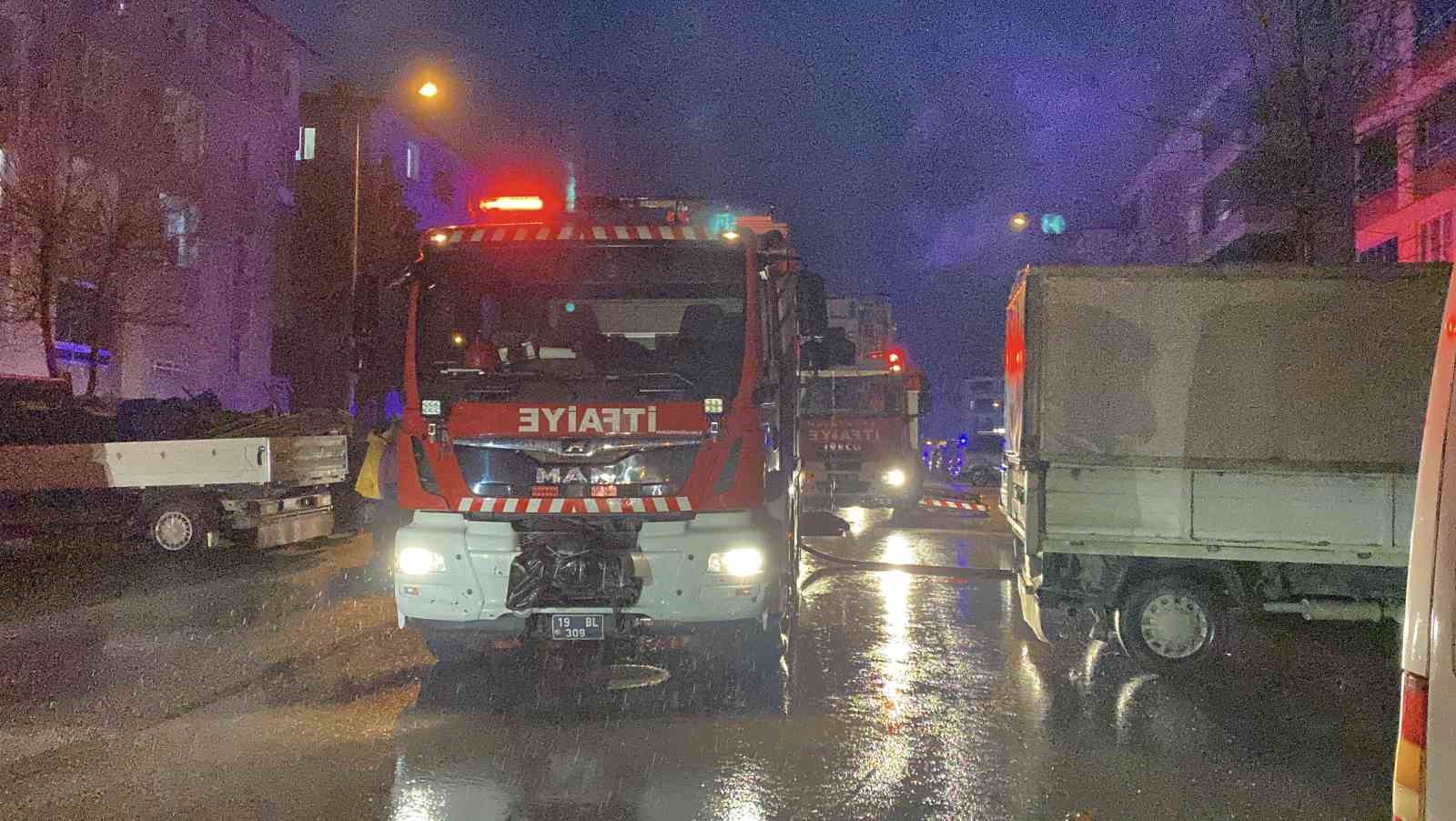 corumda-ev-yangini-mahsur-kalan-aileyi-itfaiye-kurtardi