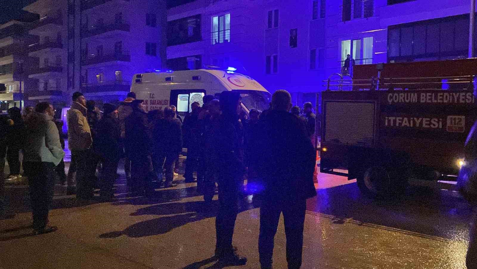 corumda-ev-yangini-mahsur-kalan-aileyi-itfaiye-kurtardi