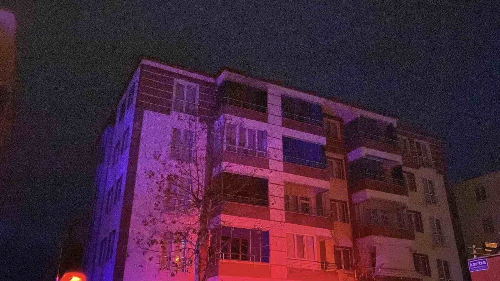 corumda-ev-yangini-mahsur-kalan-aileyi-itfaiye-kurtardi