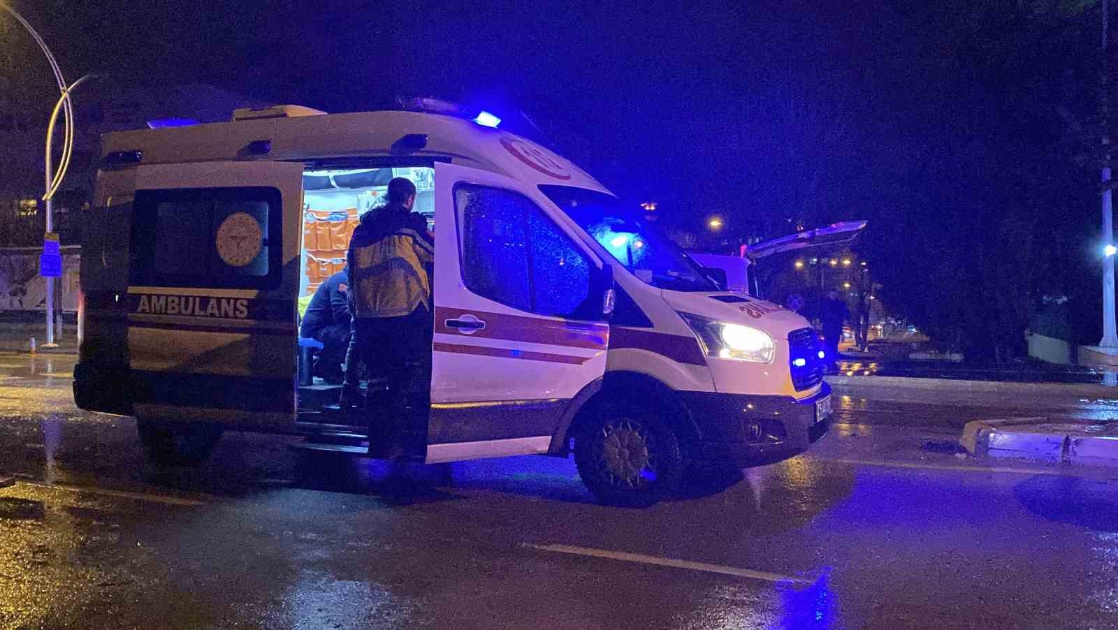 corumda-iki-otomobil-carpisti-anne-ve-oglu-yaralandi