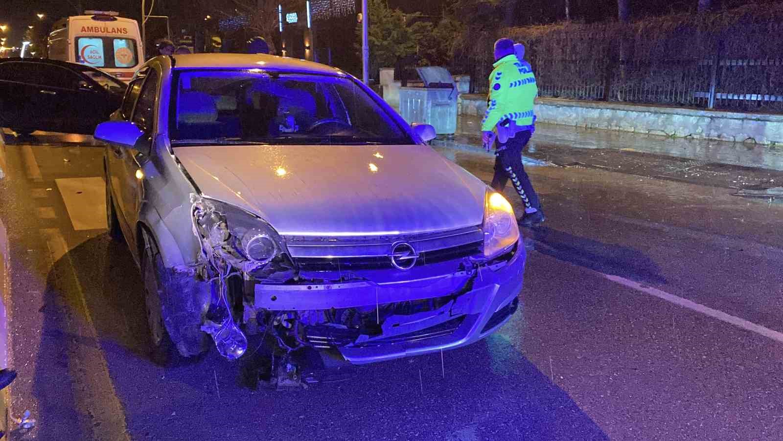 corumda-iki-otomobil-carpisti-anne-ve-oglu-yaralandi