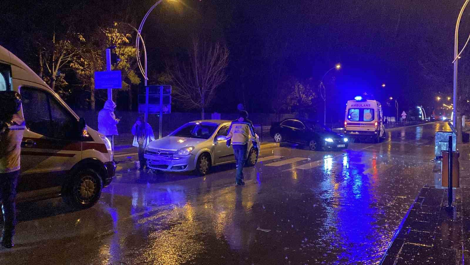 corumda-iki-otomobil-carpisti-anne-ve-oglu-yaralandi