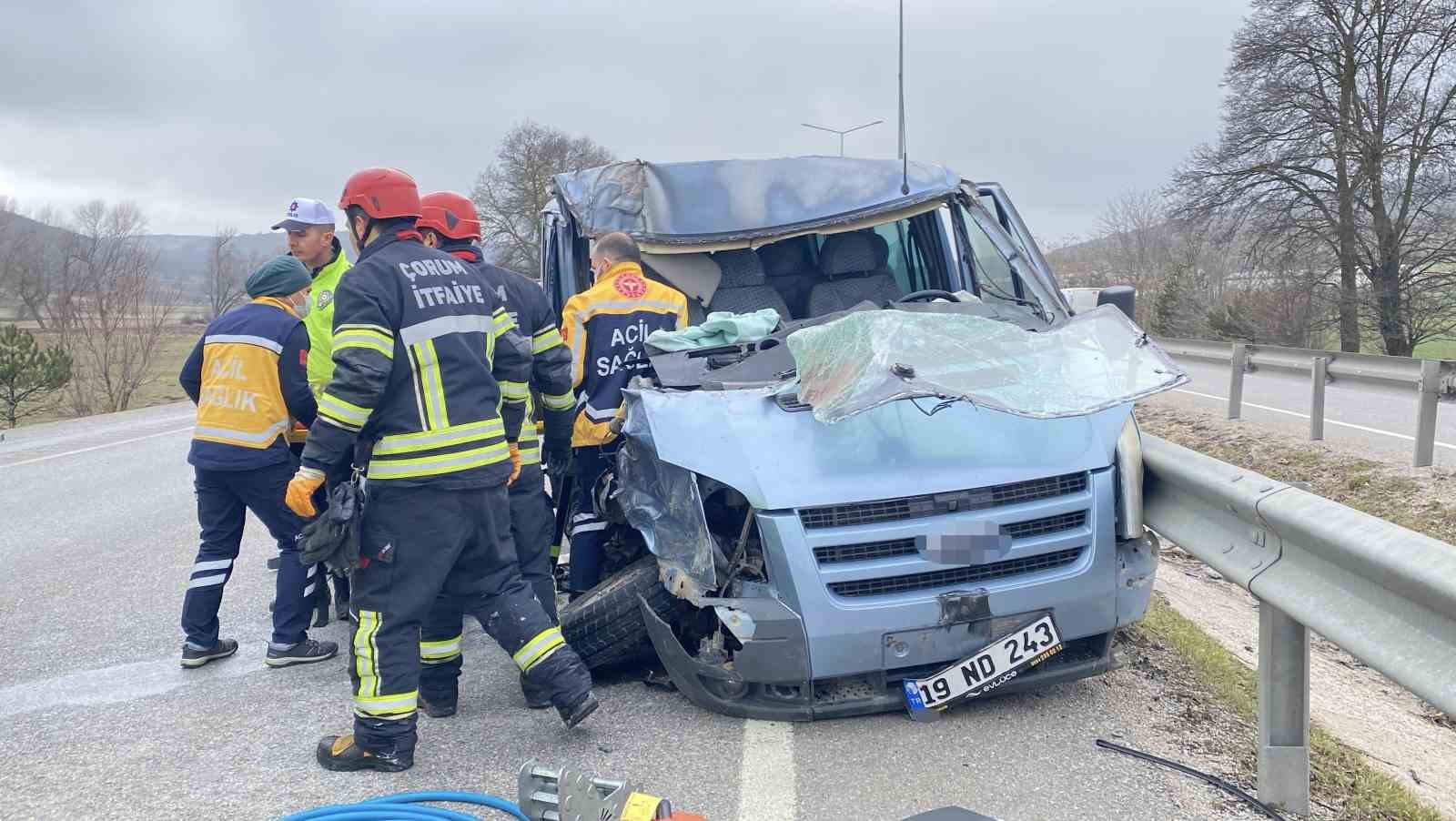 corumda-minibus-tira-carpti-surucu-aracta-sikisti-esi-ve-kizi-yola-savruldu