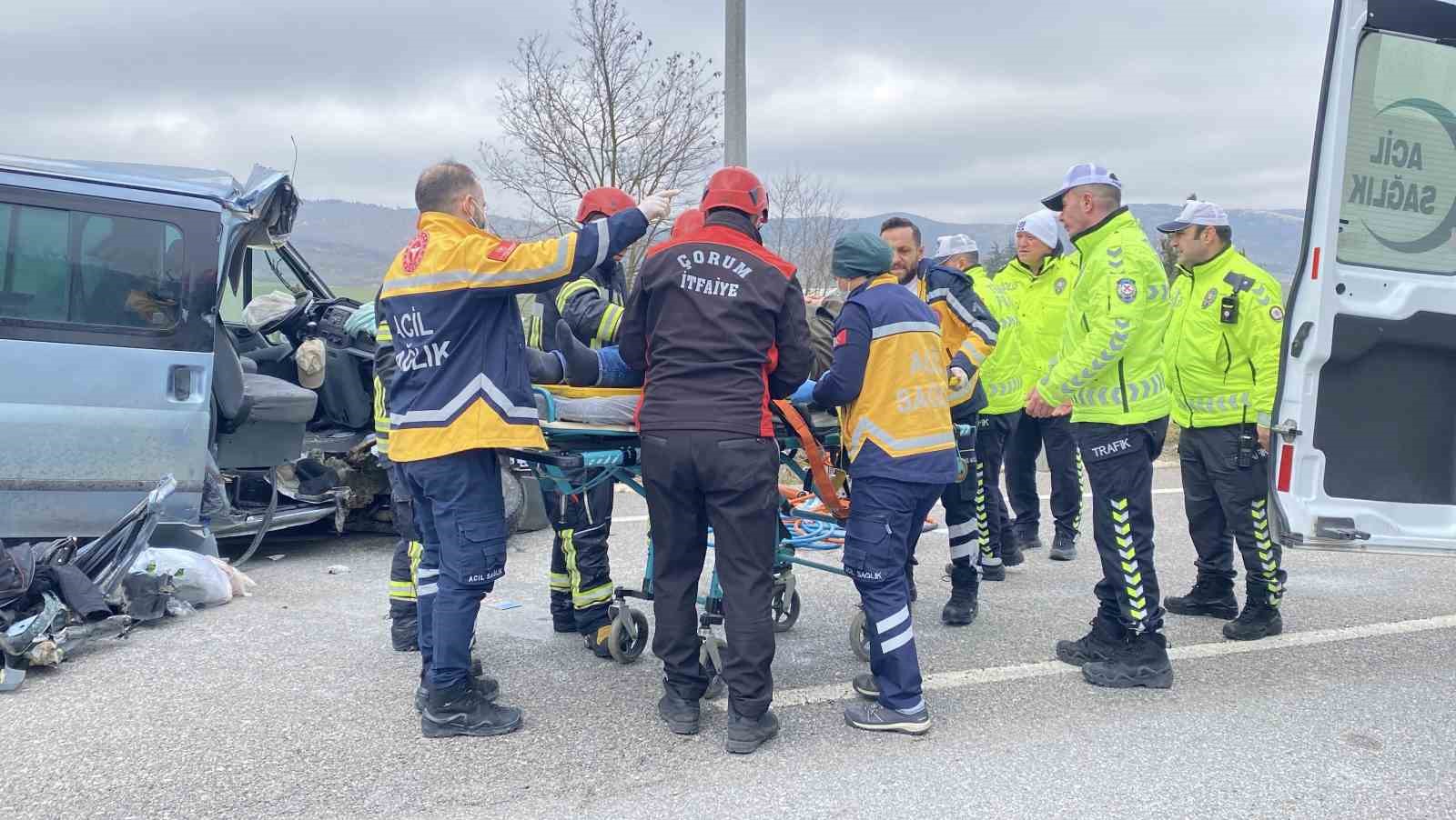 corumda-minibus-tira-carpti-surucu-aracta-sikisti-esi-ve-kizi-yola-savruldu