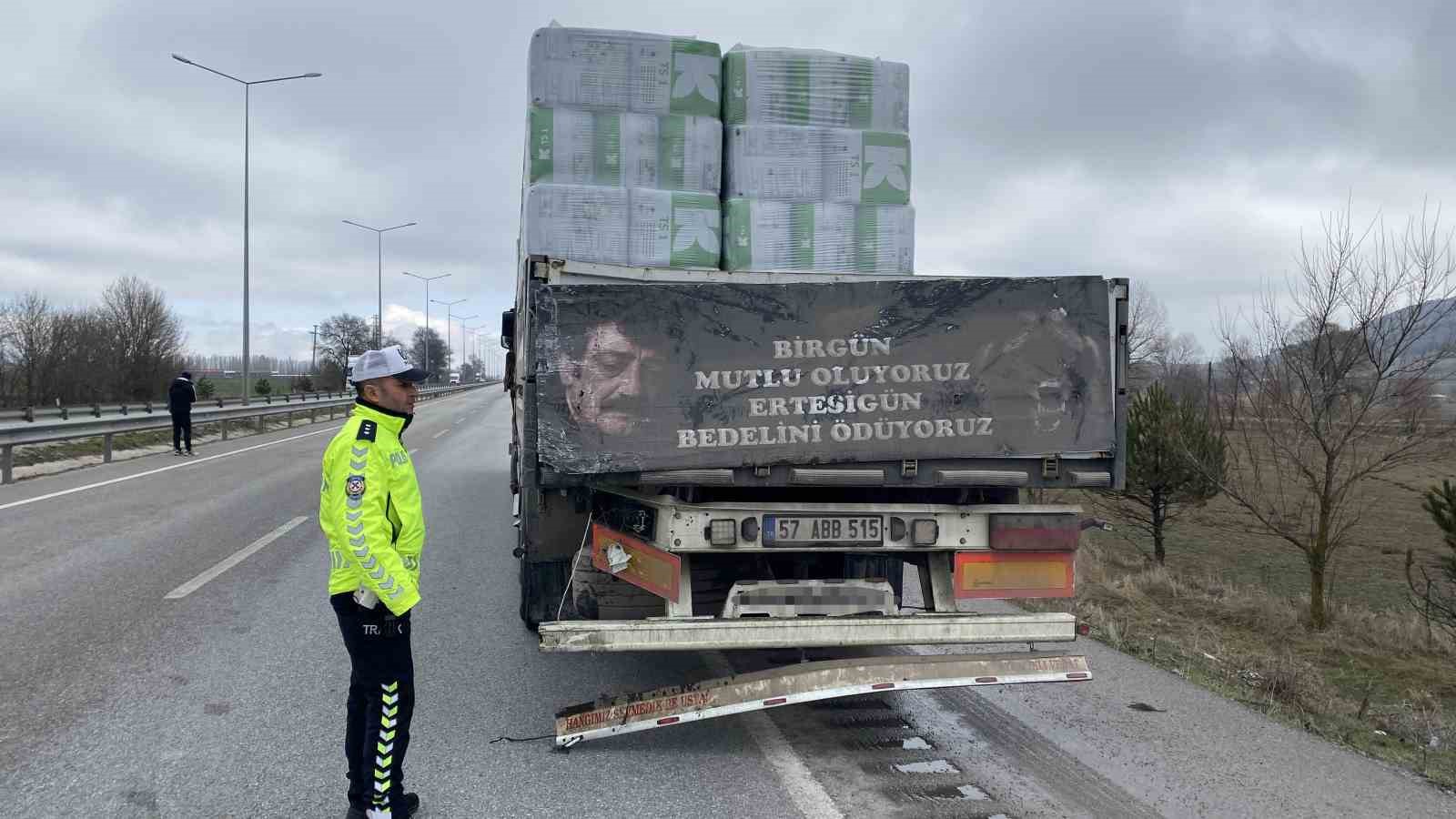 corumda-minibus-tira-carpti-surucu-aracta-sikisti-esi-ve-kizi-yola-savruldu